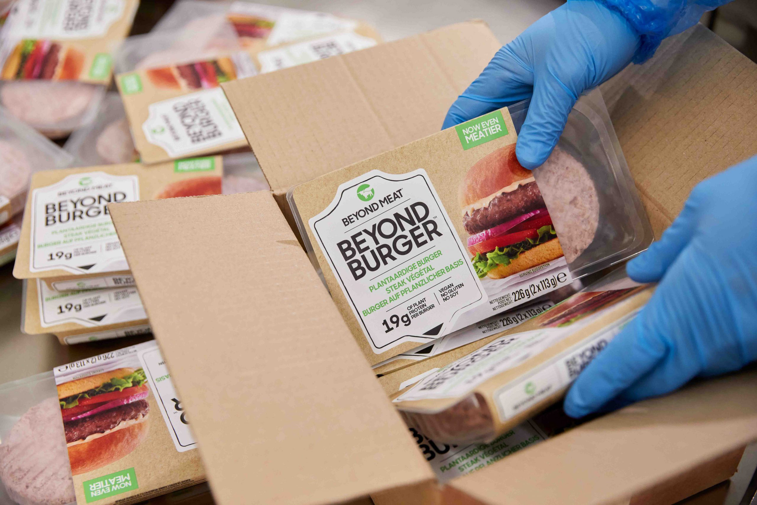 VegNews.BeyondMeatBoxedBurger