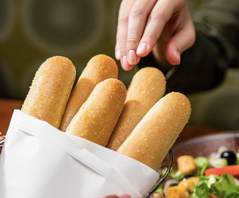 VegNews.OliveGardenbreadsticks