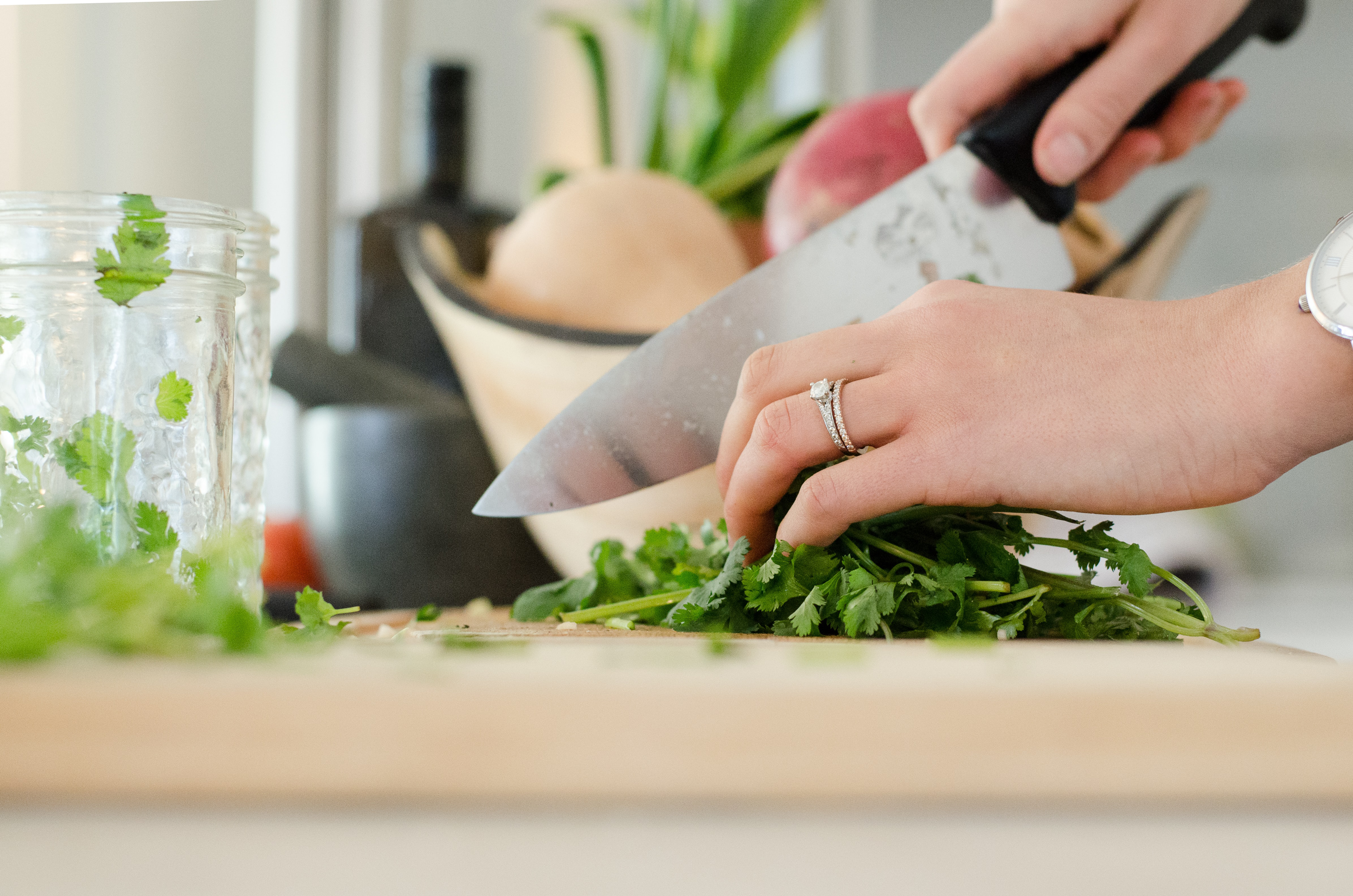 VegNews.Cuttingvegetables