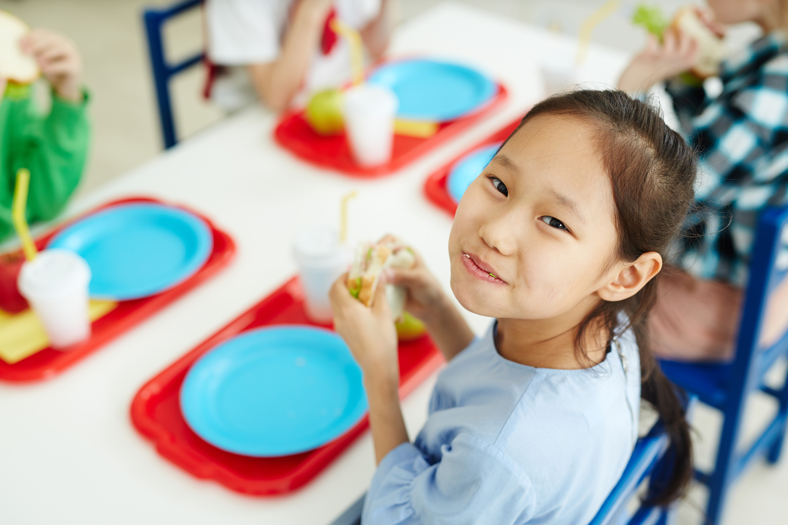 VegNews.SchoolLunchGirl