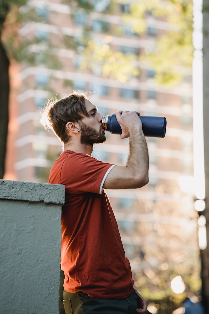 VegNews.ReusableMetalWaterBottle.MaryTaylor.Pexels