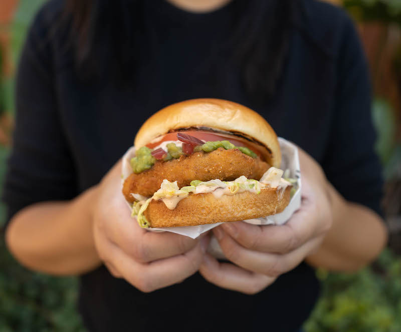 Vegnews.Veggie Grill Santa Fe Chick'n Sandwich[63]