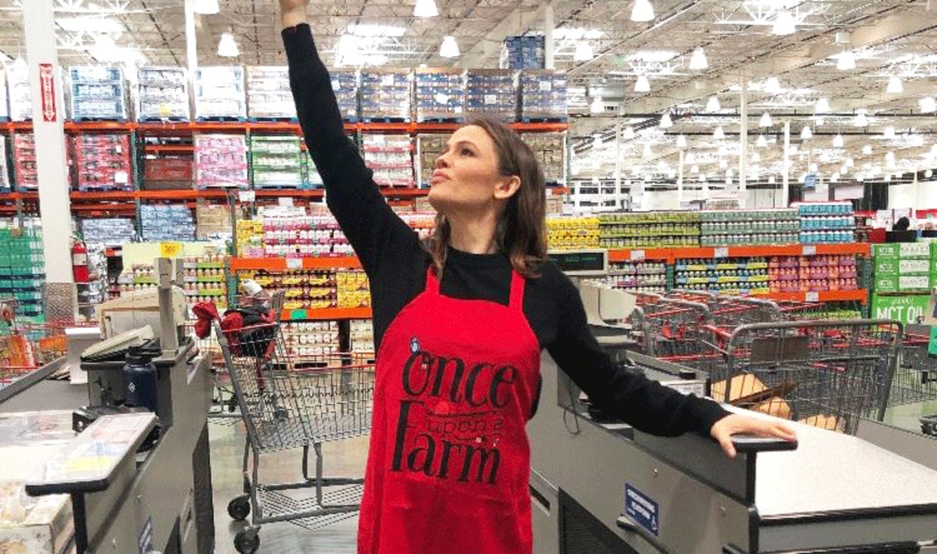 Jennifer Garner Serves Vegan Smoothie Samples at Costco