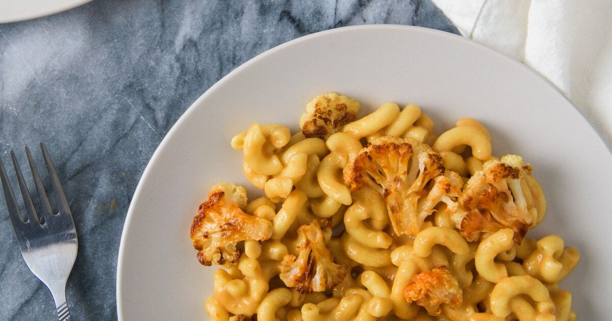 Spicy Vegan Buffalo Cauliflower Mac and Cheese | VegNews