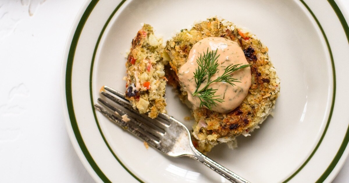 Jackfruit Crab Cakes With Creamy Remoulade Sauce | VegNews
