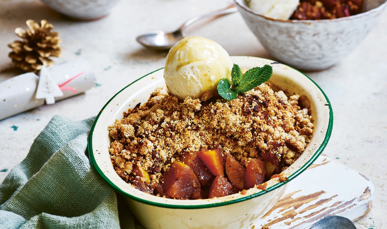 Cinnamon-Spiced Vegan Apple Crumble À la Mode