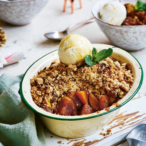 Cinnamon-Spiced Vegan Apple Crumble À la Mode