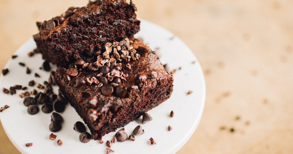 Gooey Gluten-Free Chocolate Chip Brownies | VegNews