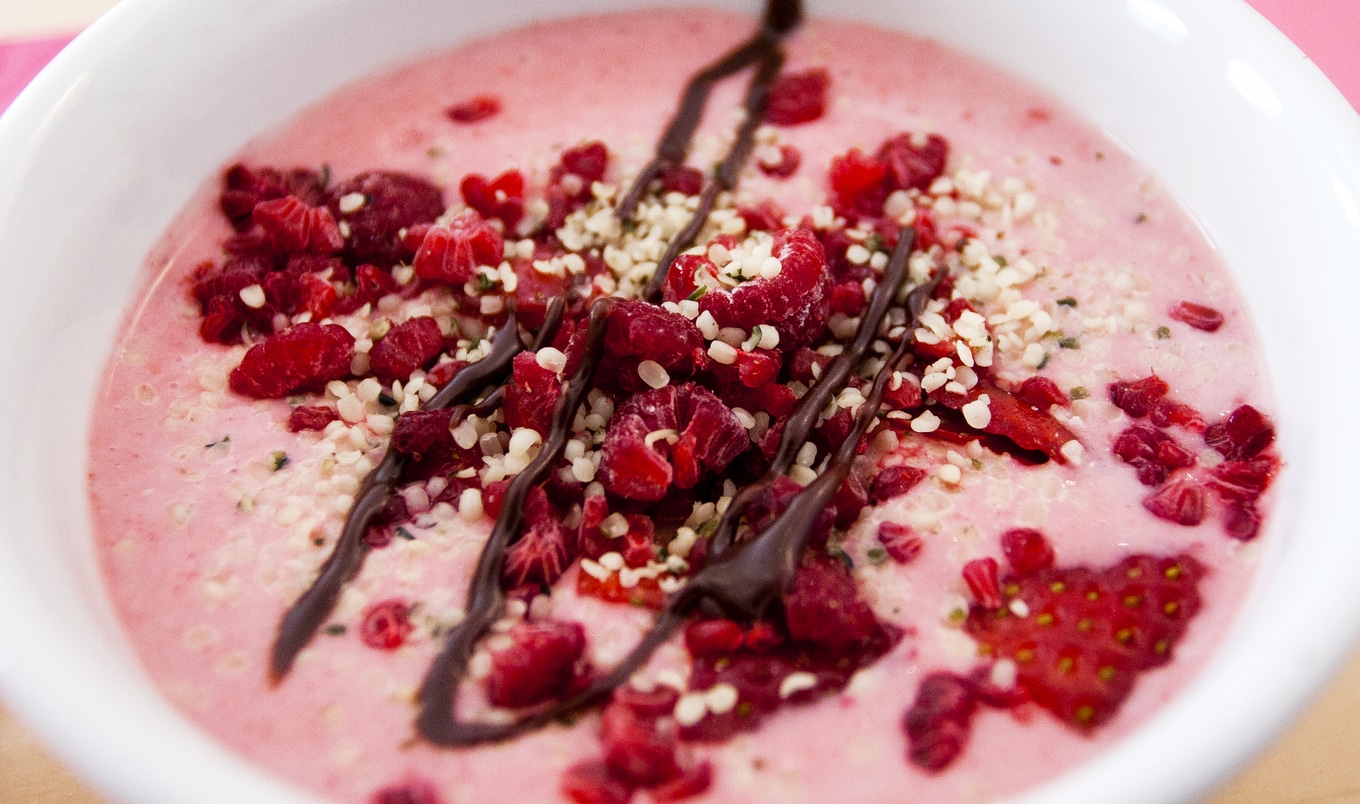 Chocolate-Covered Strawberry Vanilla Smoothie Bowl