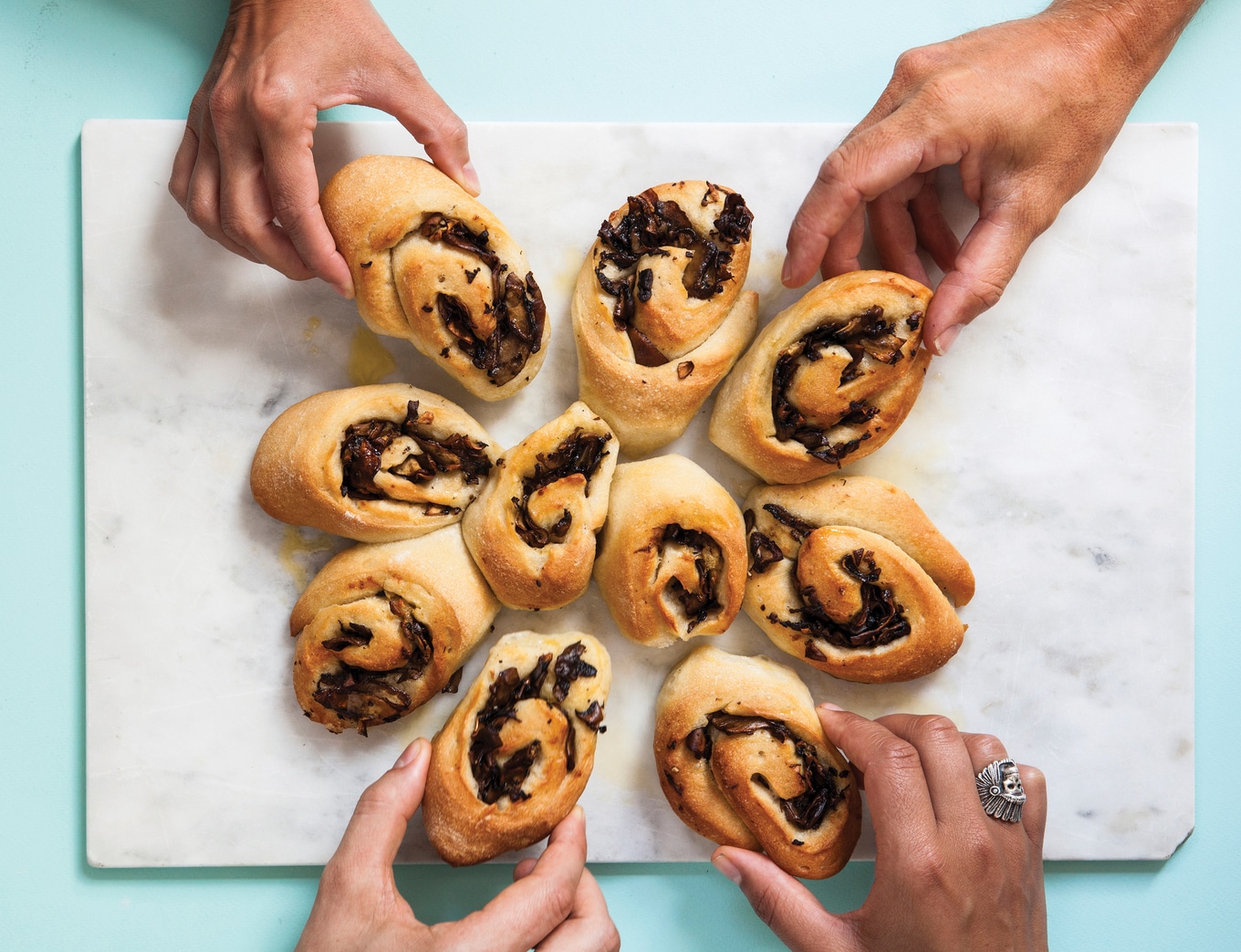 VegNews.GarlicBreadSwirl