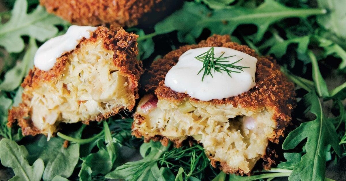 Crispy Vegan Crabless Cakes With Horseradish-Dill Aioli | VegNews