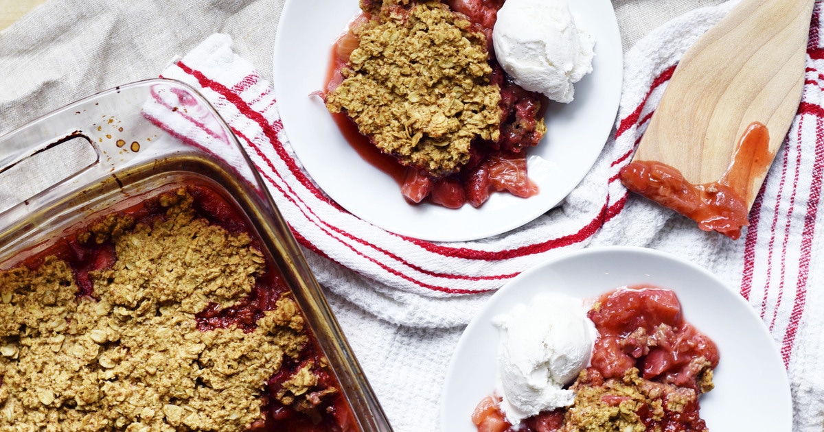 Tangy-Sweet Vegan Strawberry Rhubarb Crisp Tangy-Sweet Vegan Strawberry Rhubarb Crisp