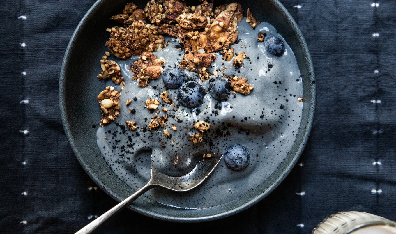 Vegan Vanilla Smoothie Bowl With Activated Charcoal