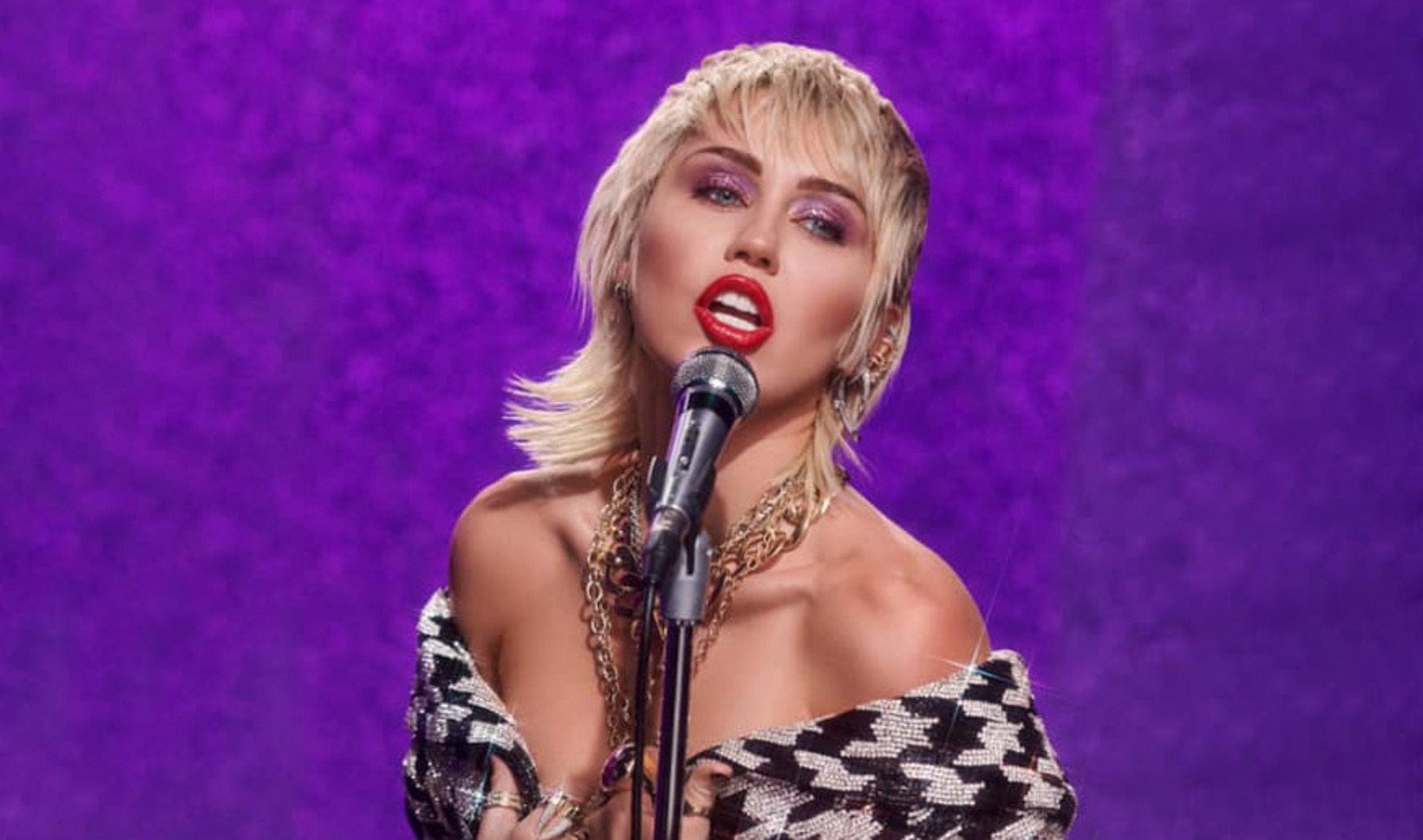 Miley Cyrus on Ditching Veganism: “I Think When You Become the Face of Something, It’s a Lot of Pressure.”&nbsp;