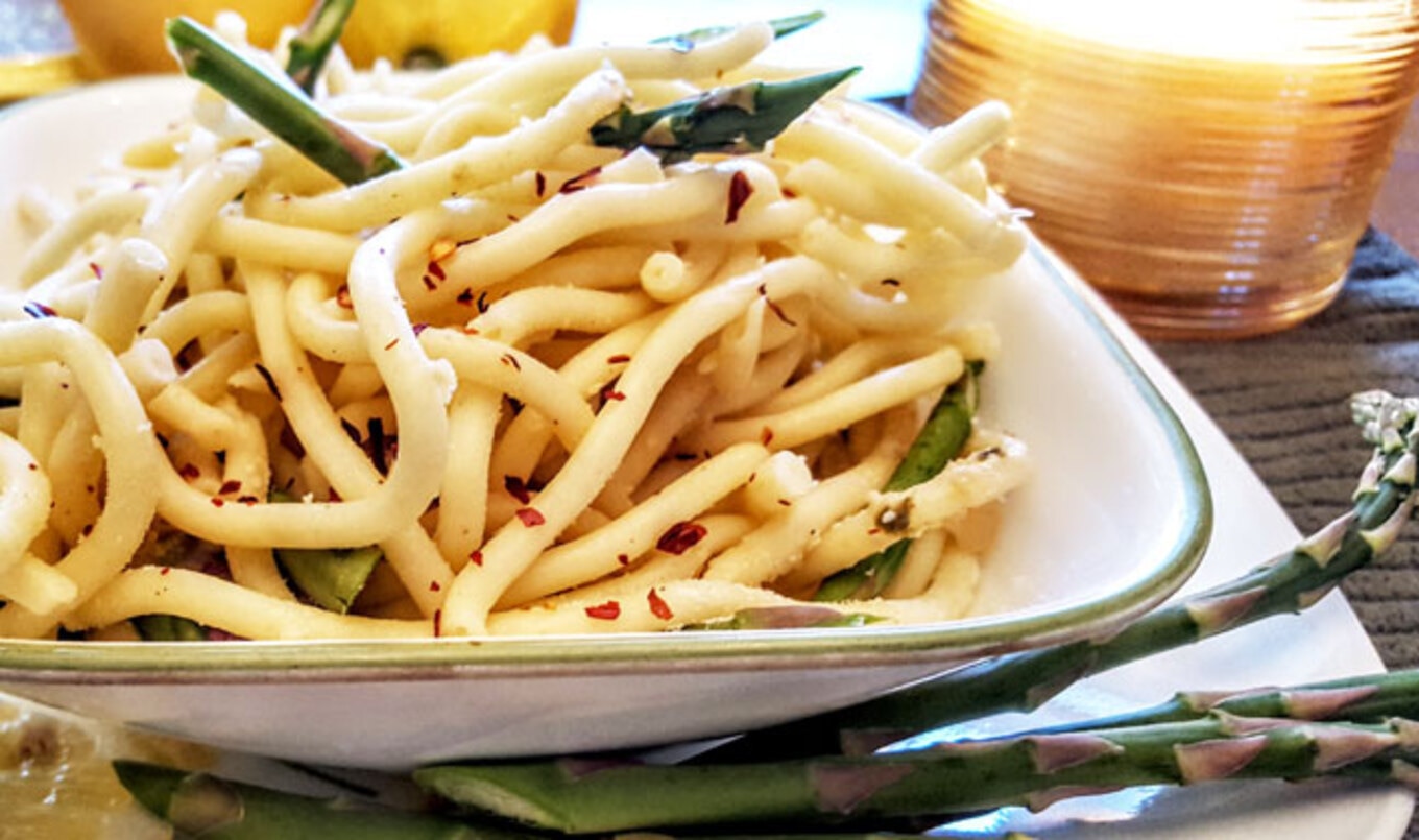 Lemon Chili Bucatini With Asparagus