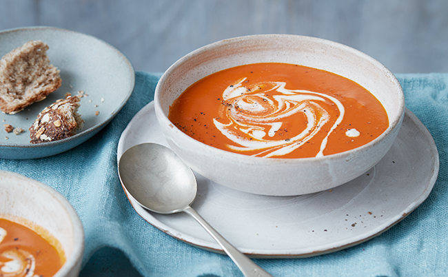 VegNews.Soupe facile aux tomates rôties et à la crème de noix de cajou.TheNewNourishing