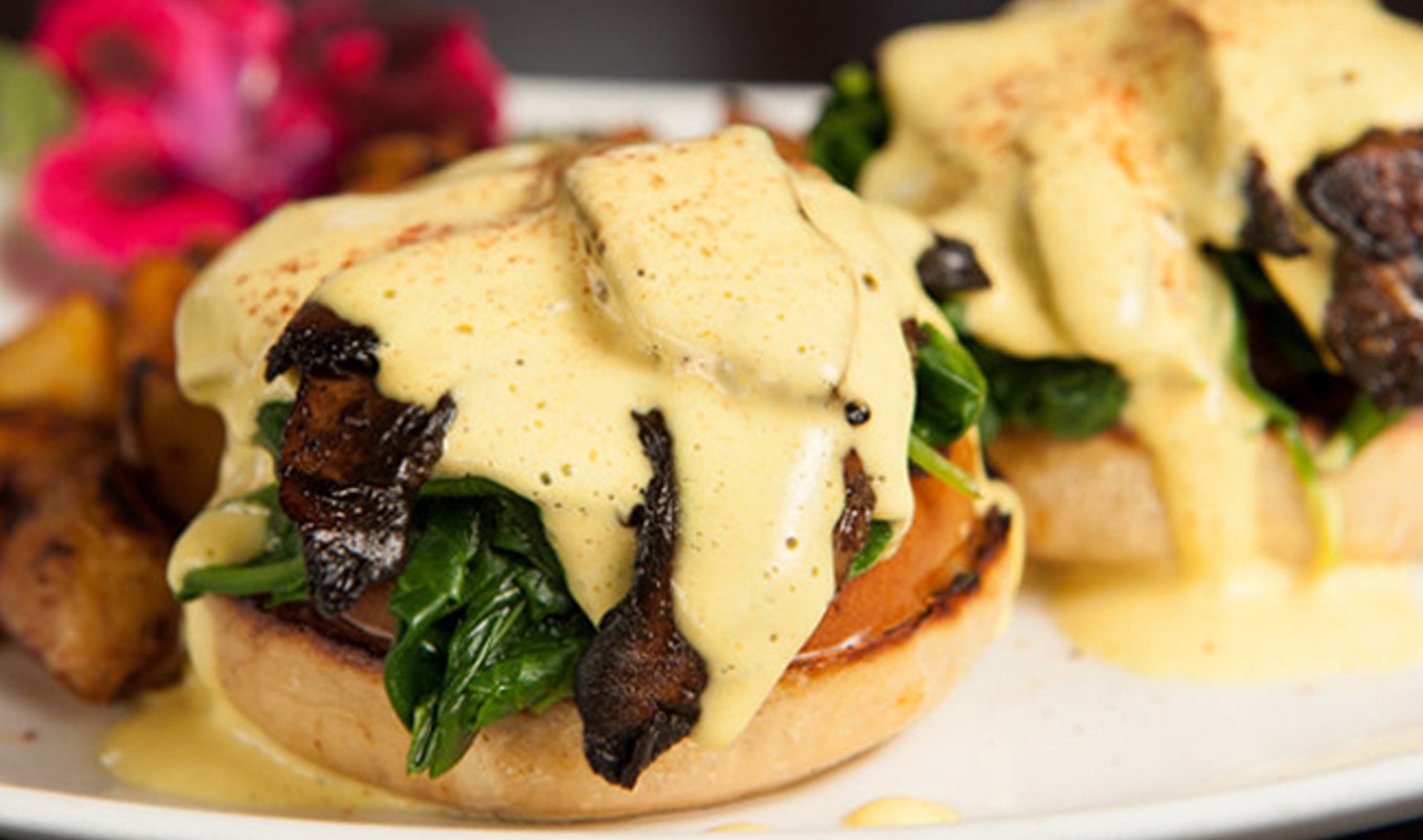 Eggs benedict on roasted brown mushrooms recipe