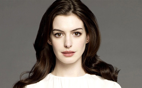 Anne Hathaway Flaunts Vegan Clutch at <i>Oceans 8</i> Premiere