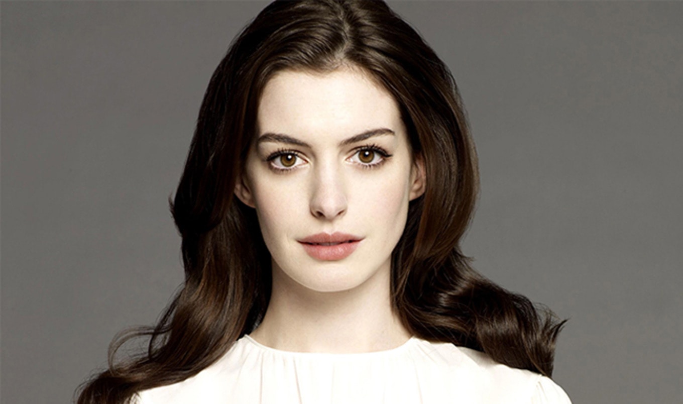 Anne Hathaway Flaunts Vegan Clutch at <i>Oceans 8</i> Premiere