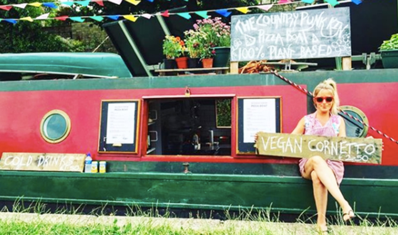 Floating Vegan Pizza Boat Debuts in UK