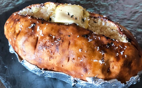 Ritz-Carlton Bakes a Potato for Kevin Smith … But It’s Actually a Vegan Cake