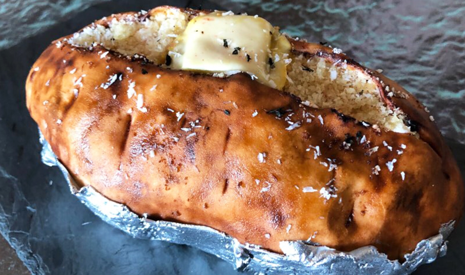Ritz-Carlton Bakes a Potato for Kevin Smith … But It’s Actually a Vegan Cake