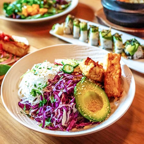 Earls Restaurant Adds Vegan Menu to 66 Locations Across North America