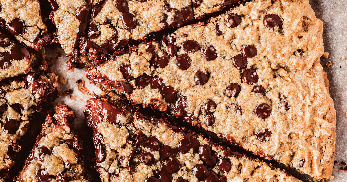 Vegan Chocolate Chip Peanut Butter Cookie Pizza | VegNews