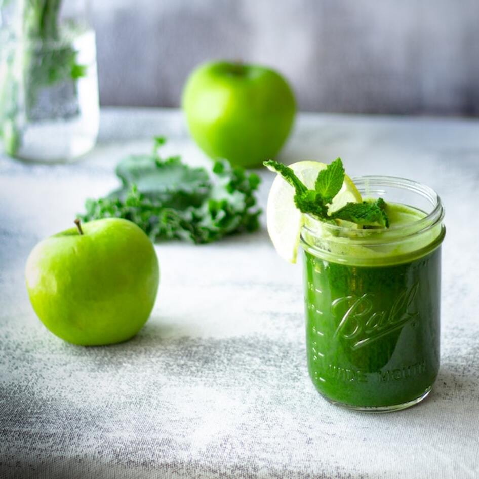 Reese Witherspoon Says It Makes Her Glow, But What Can a Green Juice Really Do for Your Health?