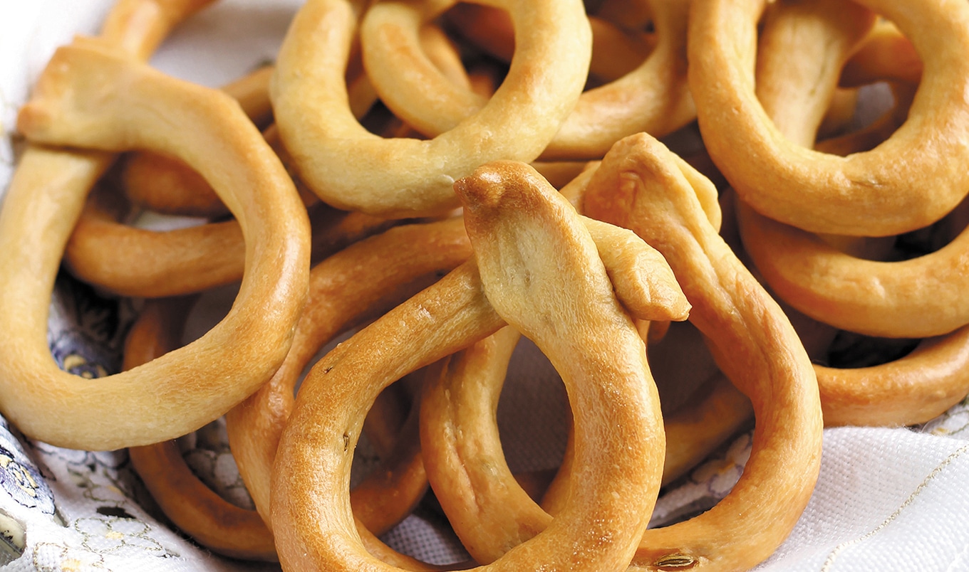 Vegan Italian Taralli (Ring-Shaped Breadsticks) With Fennel Seeds