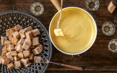 Foolproof Creamy Vegan Cheese Fondue