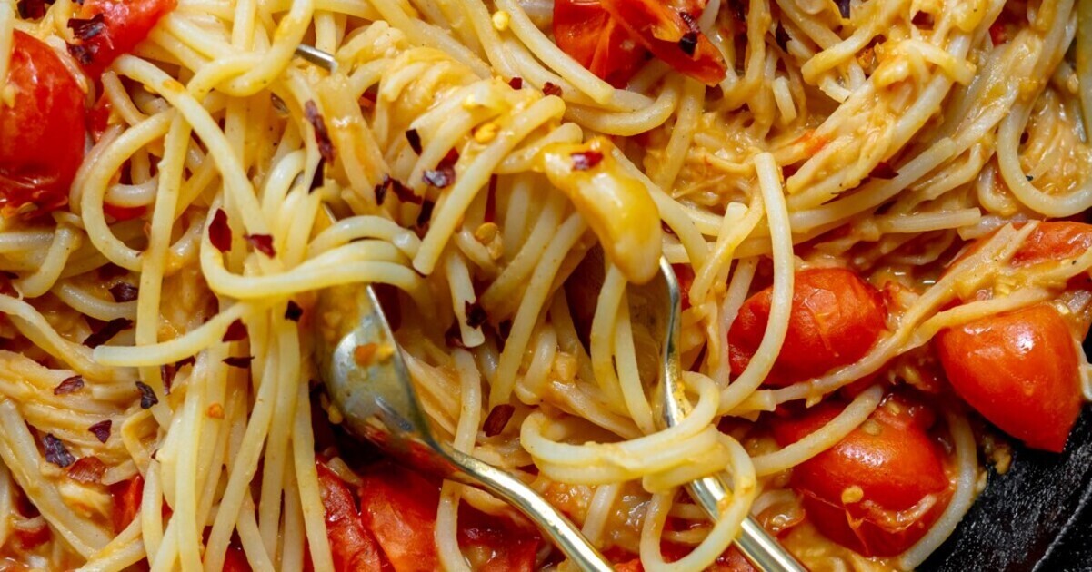 Creamy Tomato Hummus Pasta | VegNews