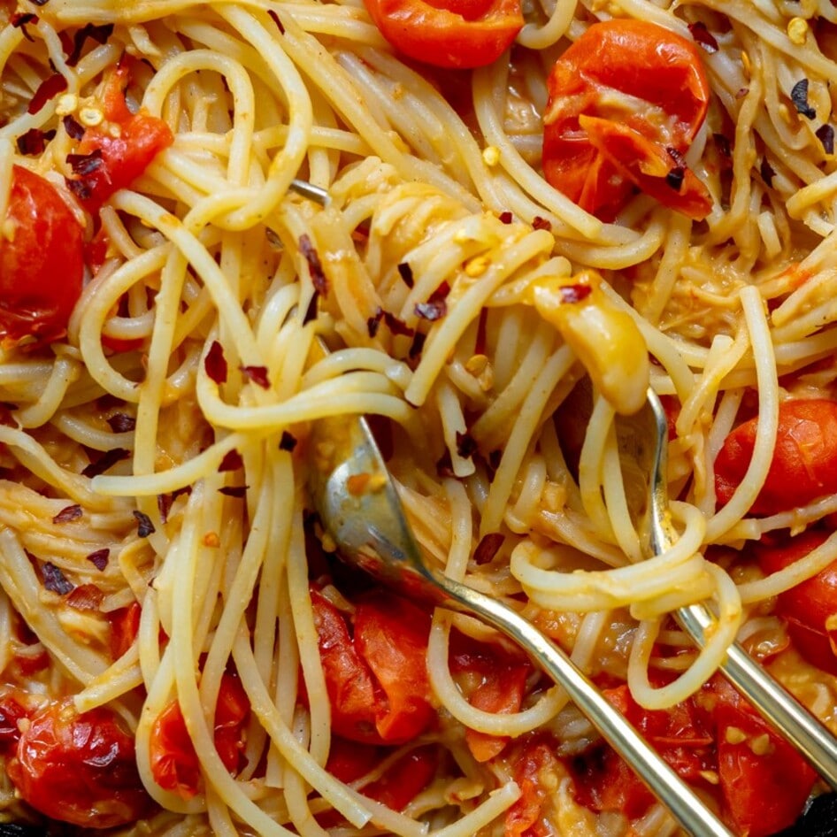Creamy Vegan Tomato Hummus Pasta