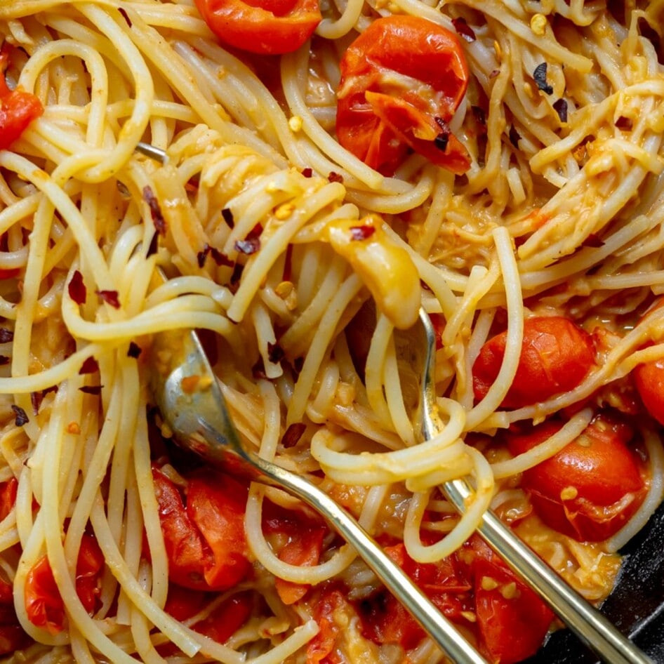 Simple, Creamy Vegan Tomato Hummus Pasta