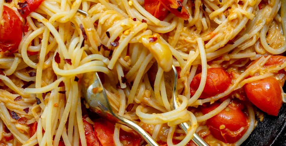 Simple, Creamy Vegan Tomato Hummus Pasta