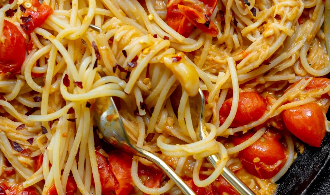 Simple, Creamy Vegan Tomato Hummus Pasta