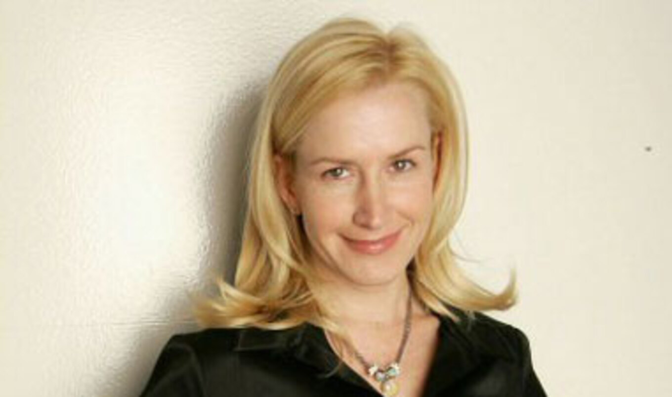Angela Kinsey Helps Turtles