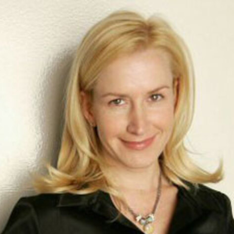 Angela Kinsey Helps Turtles
