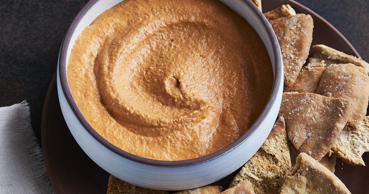 Garlicky Vegan Pizza Hummus | VegNews