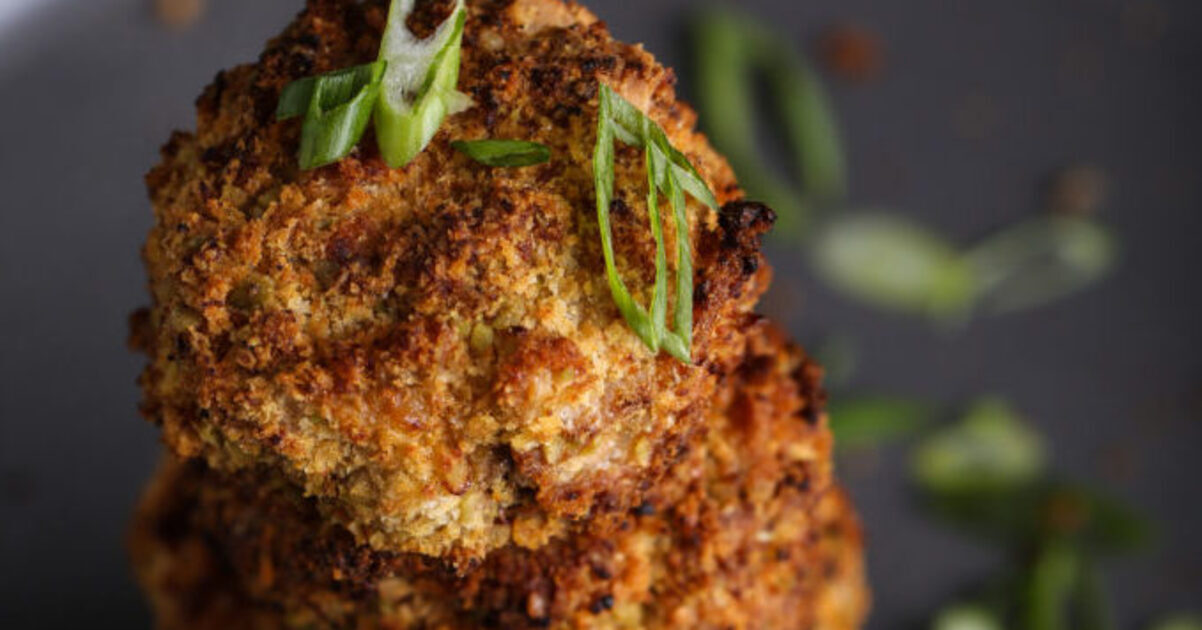 Crispy Air-Fried Mushrooms With Sriracha Panko Crust and Garlic Mayo | VegNews