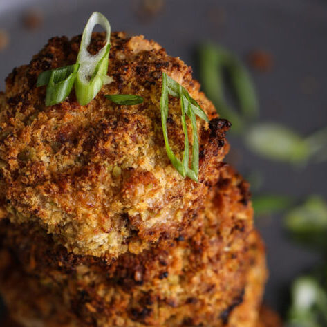 Crispy Air-Fried Mushrooms with Sriracha Pea-Panko Crust & Garlic Mayo