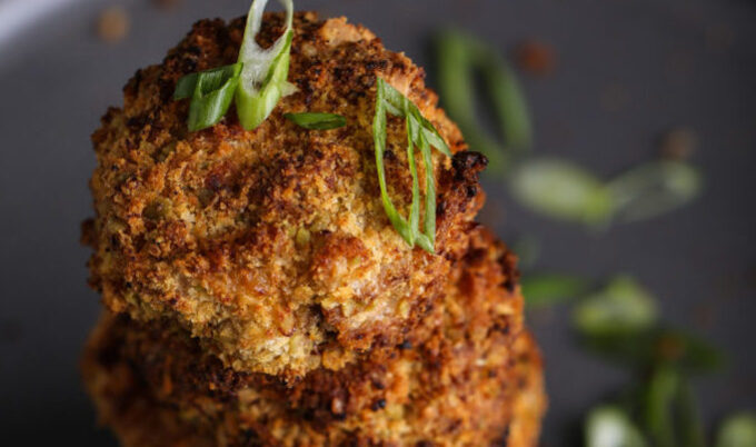 Crispy Air-Fried Mushrooms with Sriracha Pea-Panko Crust & Garlic Mayo