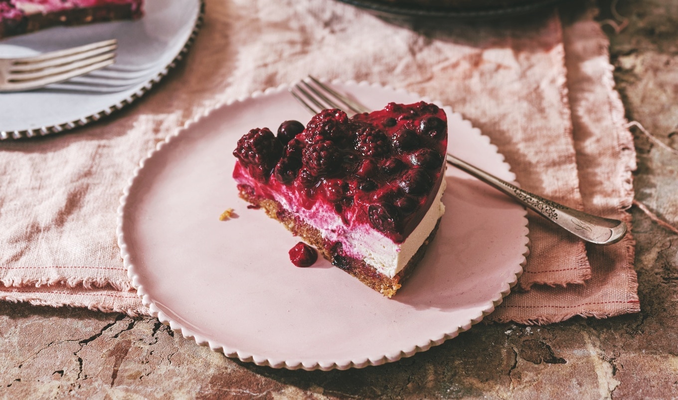 Rachel Ama's No-Bake Berry Coconut Cake