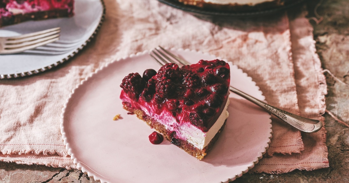 No-Bake Vegan Stewed Berry Coconut Cake