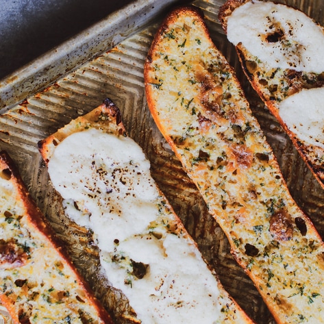 Vegan Cheesy Roasted Garlic Bread