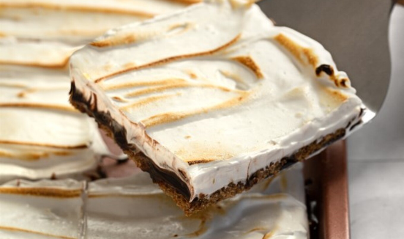 Vegan Indoor S’mores Bars With Toasted Marshmallow Topping