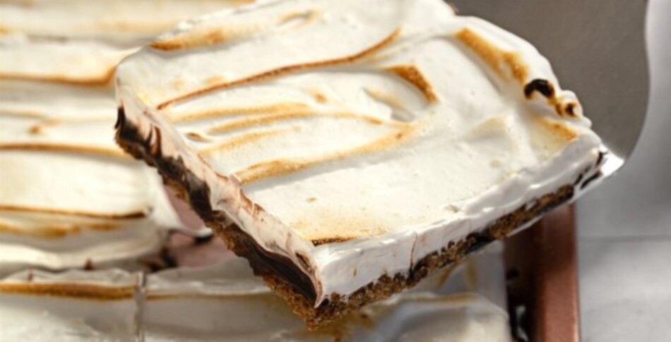 Vegan Indoor S’mores Bars With Toasted Marshmallow Topping