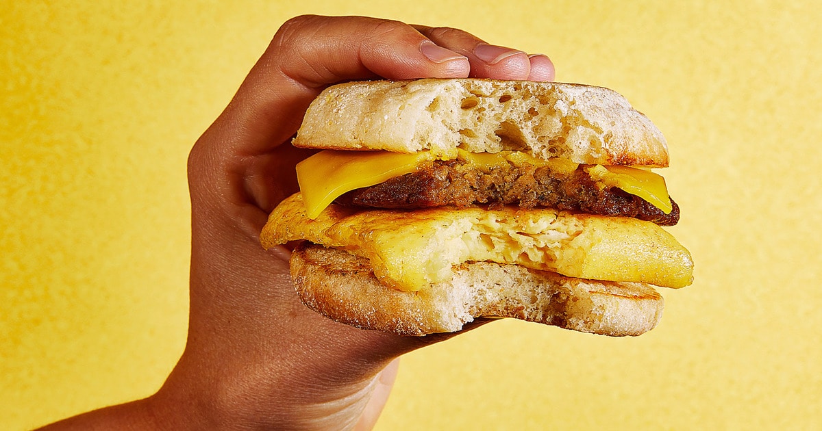 7-Eleven’s Very first Vegan Breakfast Sandwich Faucets Just Egg, Difficult, and Violife. You Can Consider It at 550 Stores.