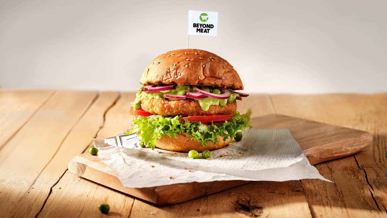 VegNews.VeganChickenBurger.BeyondMeat