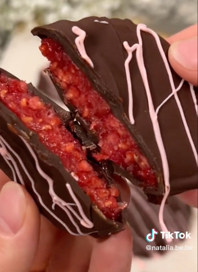 VegNews.vegantiktokrecipeschocolatestrawberries